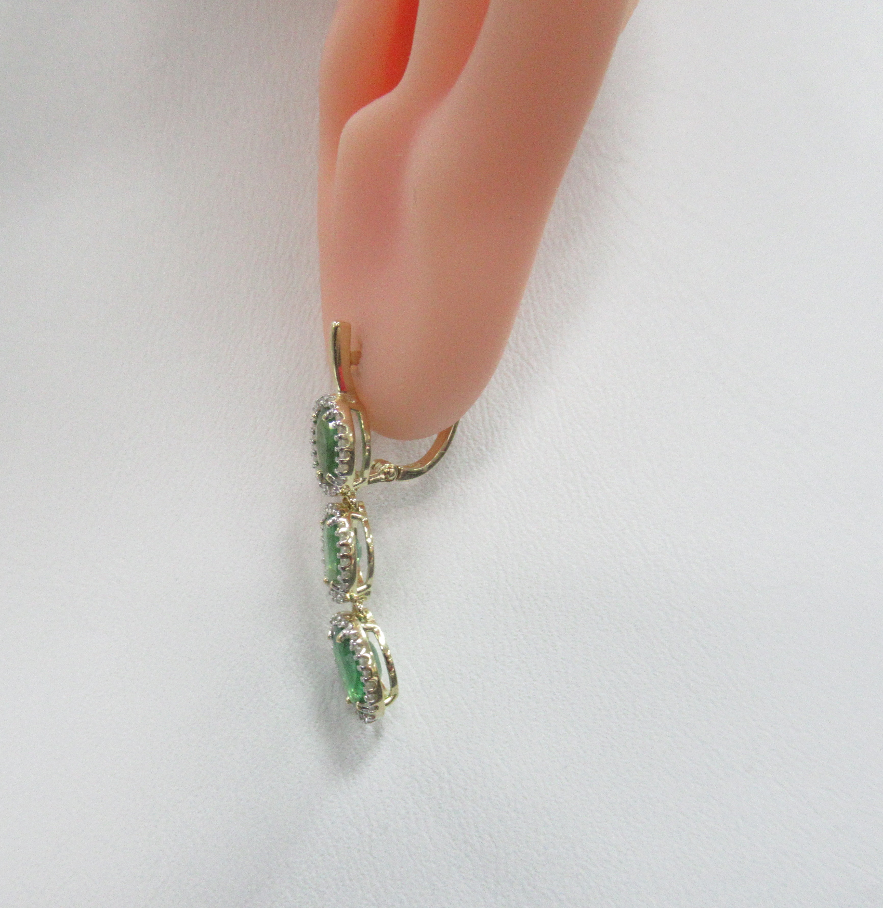 Серьги из желтого золота с изумрудами